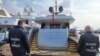 Ofițeri ai Gărzii financiare italiene, sechestrând în portul Sanremo pe 5 martie 2022 iahtul „Lena”. Estimat la 50 de milioane de dolari, iaht-ul aparține magnatului rus din domeniul energetic și al infrastructurii, Gennady Timcenko, un apropiat al lui Vladimir Putin. 