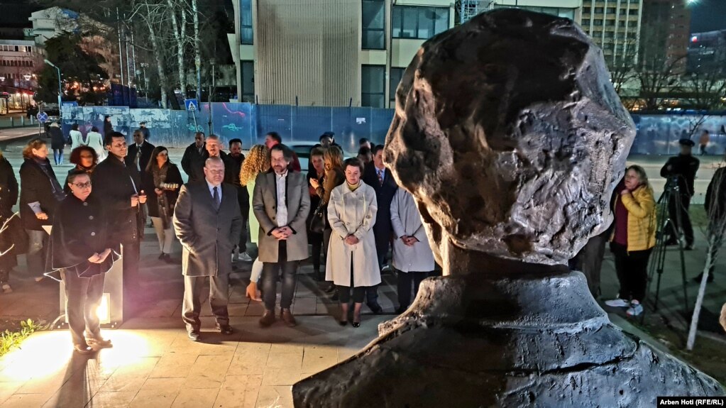Për kontributin e ish-sekretares Albright dhënë për çlirimin e Kosovës, në Prishtinë, më 2019 u zbulua busti dedikuar saj. 