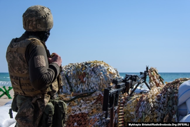 Az egyik ukrán gépesített dandár katonái az odesszai tengerparton, Odesa, Ukrajna fővárosa, 2022. március 24.