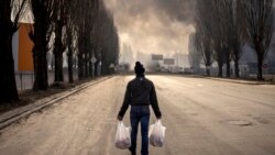 Një qytetar lëviz rrugëve të Kievit