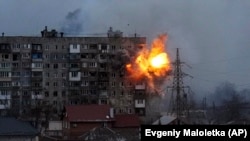Жилой дом в Мариуполе после обстрела российских военных, 11 марта 2022 года