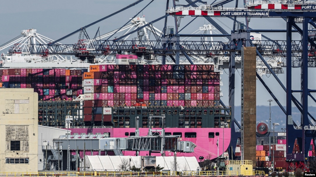 Vas comercial încărcat cu containere în portul Liberty New York din Staten Island, New York (imagine de arhivă).