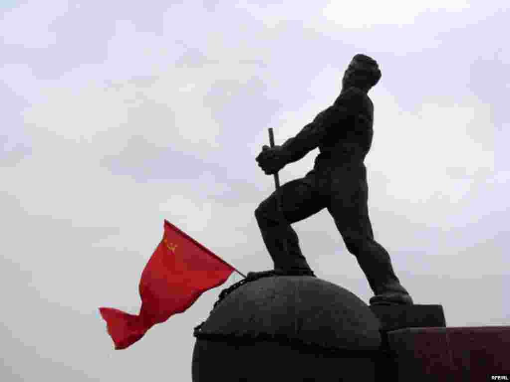 Bakı fəhləsi - Bu abidə Bakının neftçi fəhlələrinin şərəfinə ucaldılıb. İndi onu yalnız mayın 1-də solçular yad edirlər.