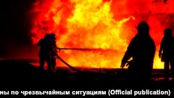 14 ore s-au luptat pompierii pentru stingerea unui incendiu de la un depozit de combustibil lovit de o rachetă rusă în apropiere de Lvov.