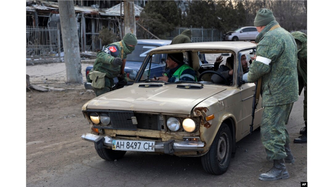 Punct de control de la ieșirea din Mariupol. Teritoriul face parte din „Republica Populară Donețk”, denumire primită în 2014. Înainte de a părăsi orașul, oamenii sunt verificați de soldați.
