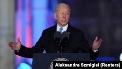 Joe Biden în timpul unui eveniment la Castelul Regal din Varșovia ( 26 martie 2022). Președintele american a vizitat Polonia pe fondul invaziei Rusiei în Ucraina. S-a întâlnit și cu militari americani, dar și cu refugiați ucraineni.