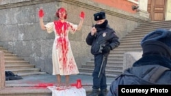 Evghenia Isaieva a fost condamnată la închisoare sub acuzația de „fapte minore de huliganism”, după organizarea acestei demonstrații anti-război la Sankt Petersburg.