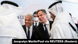 Američki državni sekretar Entoni Blinken rukuje se sa ministrom spoljnih poslova Bahreina Abdulatifom bin Rašidom al-Zajanijem, dok stoji pored šefova diplomatija Izraela Jaira Lapida i UAE šeika Abdulaha bin Zajeda Al Nahjana, u okviru samita u Izraelu, 28. mart 2022. 