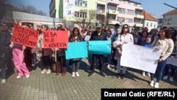 Na protestu su čitana i potresna svjedočenja o iskustvima porodilja širom Bosne i Hercegovine, Bihać, 26. mart 2022.