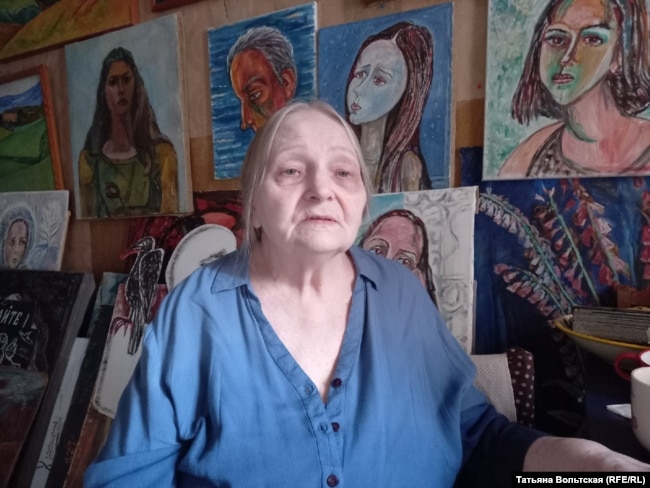 Елена Осипова у себя дома, в окружении своих картин