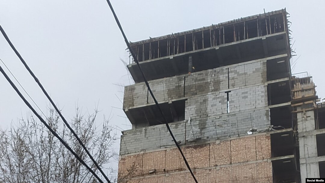 Сөз болгон үйдүн кулаган дубалы. 27-март, 2022-жыл