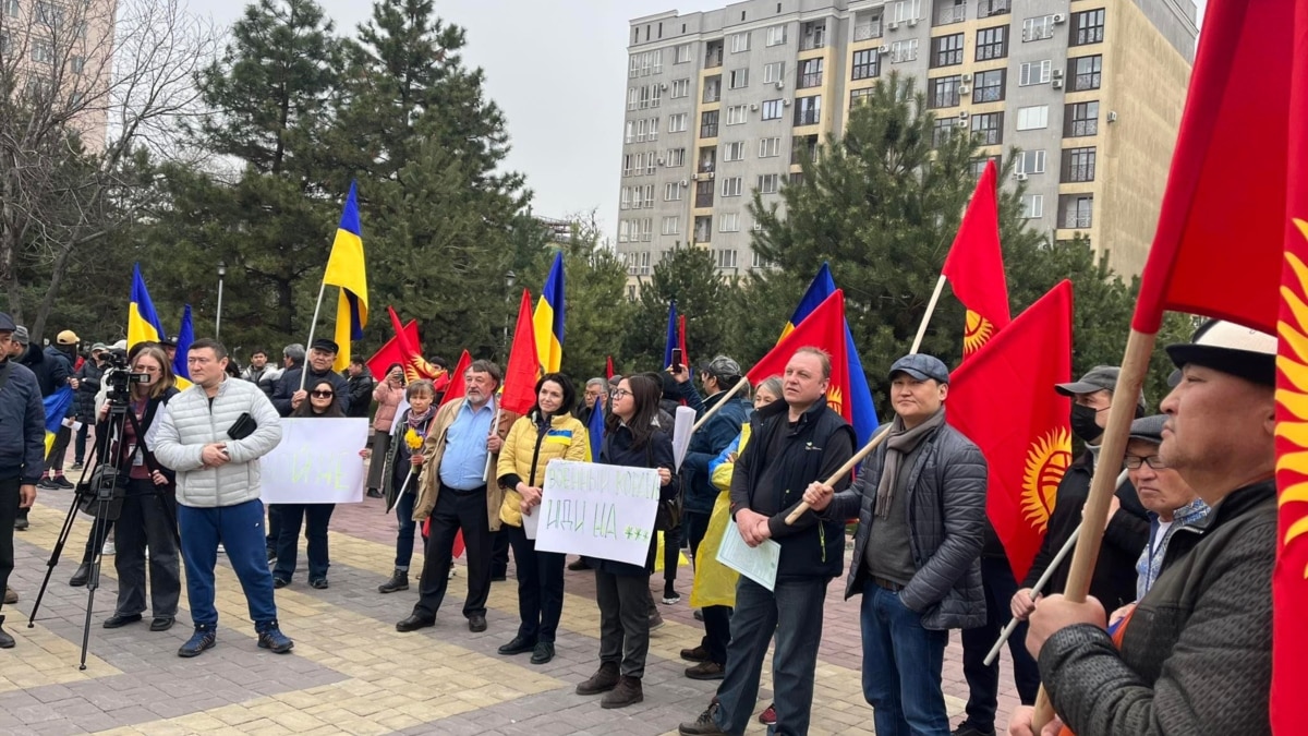 На митинг в поддержку Украины в Бишкеке пришли десятки человек