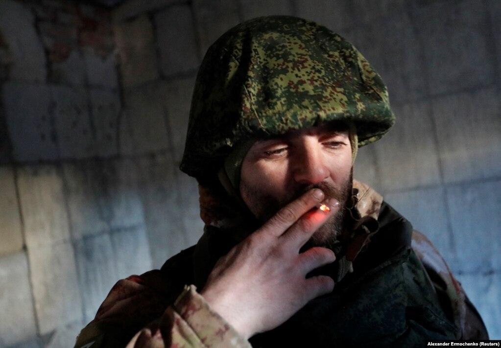 Një pjesëtar i trupave proruse, duke tymosur duhan brenda një ndërtese, e cila, sipas ushtrisë, më parë ishte pozicion luftimi i forcave të armatosura ukrainase. (Marinka, 22 mars)