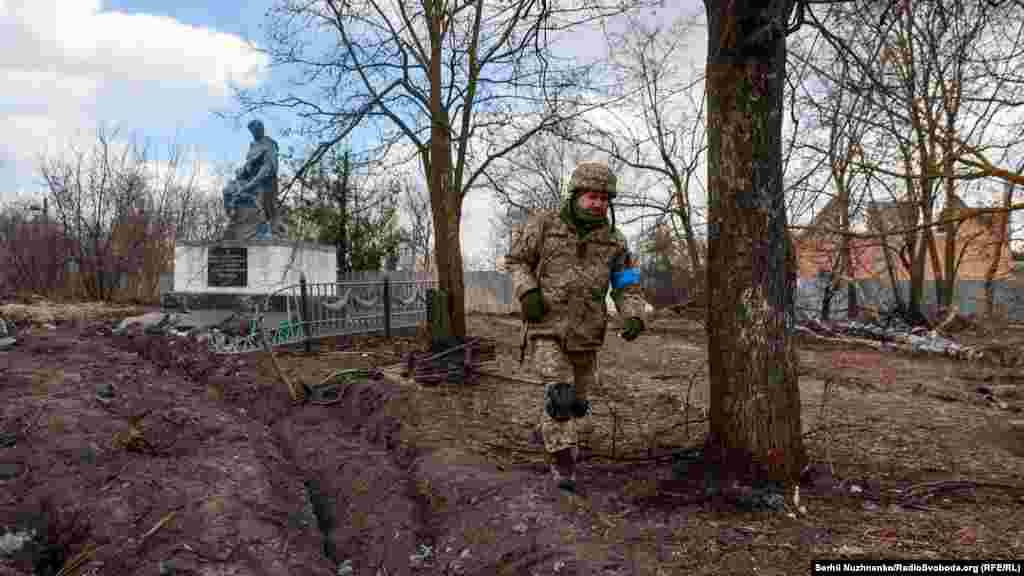 Украинский военный в освобожденном селе Лукьяновка на Киевщине.