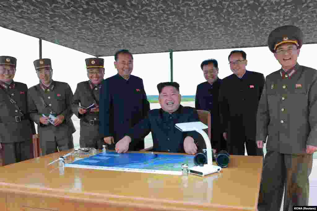 Udhëheqësi koreanoverior, Kim Jong Un, duke inspektuar lëshimin e një rakete balistike me rreze të gjatë dhe të mesme veprimi. Fotografi e publikuar më 30 gusht 2017.