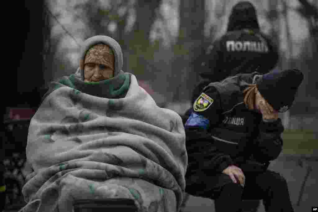 Elöntötték az érzelmek az ukrán rendőrtisztet, miután az Irpinyből evakuált embereket vigasztalta március 26-án