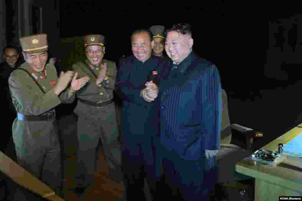 Udhëheqësi koreanoverior, Kim Jong Un, duke shikuar testimin e dytë të lëshimit të raketës balistike ndërkontinentale &quot;Hwasong-14&quot;. Fotografi e publikuar më 29 korrik 2017.