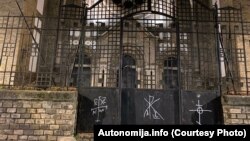 Obeležja su iscrtana na kapiji novosadske Sinagoge, 29. mart 2022.