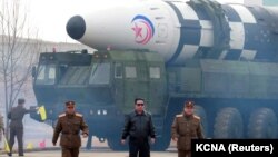 Lideri i Koresë së Veriut, Kim Jong Un, Kimi ka bërë përpjekje të mëdha për ta rritur arsenalin e vet bërthamor dhe për të krijuar sisteme të armëve të sofistikuara.