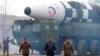 Sjevernokorejski lider Kim Džong Un pored onoga što su državni mediji nazvali "novim tipom interkontinentalnih balističkih raketa". Nije utvrđen datum nastanka fotografije, a objavljena je 24. marta 2022. godine.