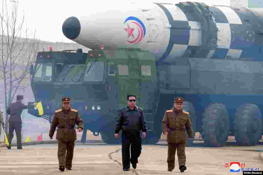 Udhëheqësi koreanoverior, Kim Jong Un, duke ecur pas shikimit të asaj që mediat shtetëtore e quajtën &quot;tip i ri&quot; i raketës balistike ndërkontinentale. Fotografi e publikuar më 24 korrik 2022.