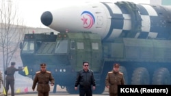 Ким Чен Ын Пхеньян "жаңы баллистикалык ракета" деп атаган жабдуунун фонунда. 29-март, 2022-жыл.