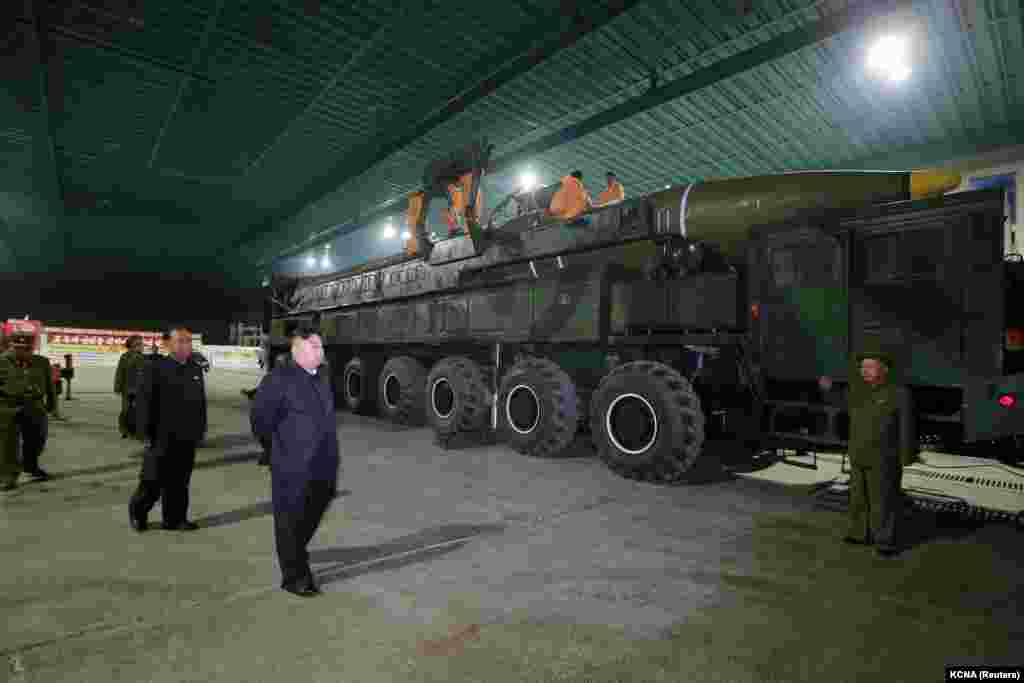 Udhëheqësi i Koresë së Veriut, Kim Jong Un, duke inspektuar raketën balistike ndërkontinentale &quot;Hwasong-14&quot;. Fotografi e publikuar më 5 korrik 2017.