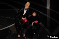 Лэдзі Гага і Лайза Мінэлі на 94-й цырымоніі ўручэньня прэміі «Оскар», Лос Анджэлес, 27 сакавіка 2022 г.