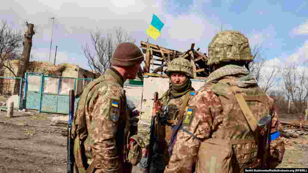 Украинские военные разговаривают друг с другом.
