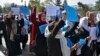 Afganistanske žene i djevojke učestvuju u protestu ispred Ministarstva obrazovanja u Kabulu 26. marta 2022., tražeći da se ponovo otvore srednje škole za djevojčice