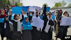 آرشیف - اعتراض شماری از دانش آموزان دختر در کابل به خاطر بسته ماندن مکاتب متوسطه و لیسه دختران در افغانستان