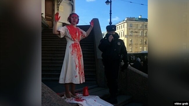 Yevgenia Isayeva during her protest against the war in Ukraine