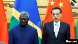 Uvjeravanja premijer Solomonskih ostrva Manasseha Sogavarea (lijevo) da neće dozvoliti Kini da tamo izgradi vojnu bazu malo su uticala na ublažavanje zabrinutosti Zapada.