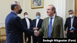 Представник ЄС Енріке Мора (праворуч) на зустрічі з головою МЗС Ірану Хоссейном Амірабдоллахіаном