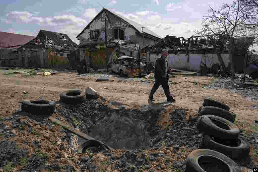 Egy férfi sétál az orosz bombatámadás után Mikolajiv külvárosában március 25-én &nbsp;