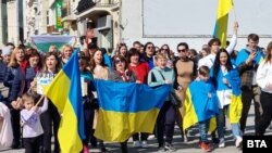 Стотици украинци, с плакати срещу войната и знамена на България и Украйна, преминаха с шествие по пешеходната зона на Пловдив, скандирайки „Спрете войната“.