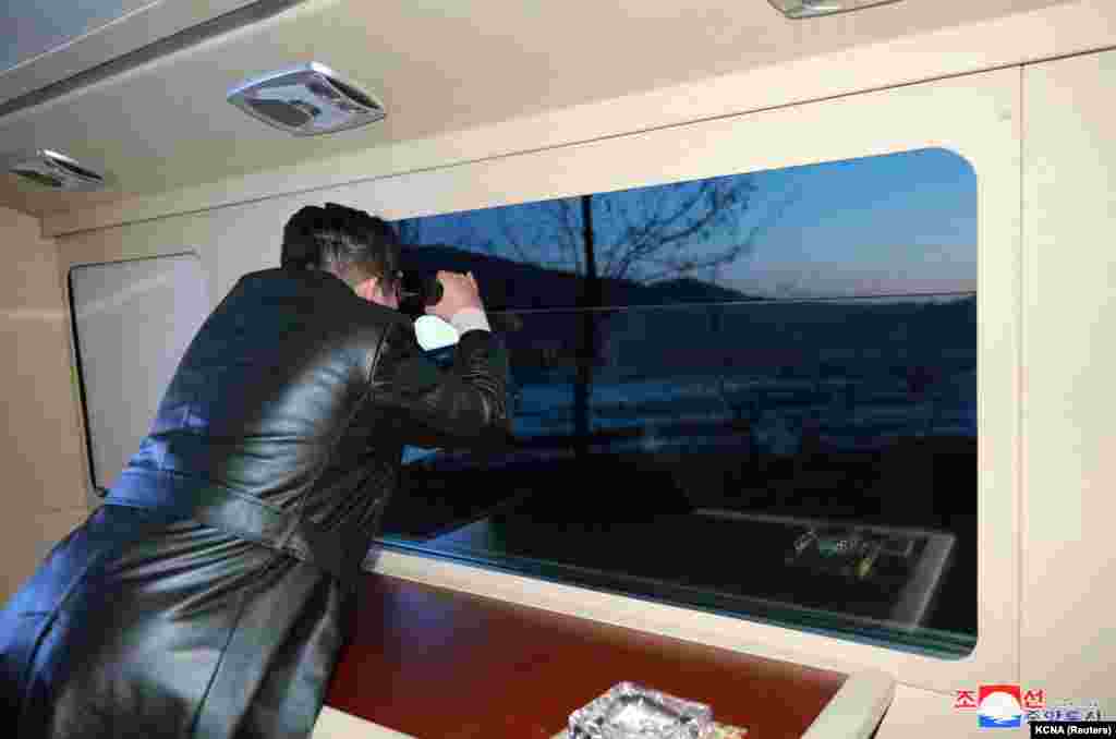Udhëheqësi i Koresë së Veriut, Kim Jong Un, duke vëzhguar atë që mediat shtetërore raportuan se ishte testim i një rakete hipersonike, në një lokacion të panjohur, më 11 janar 2022. Fotografi e publikuar më 12 janar 2022.
