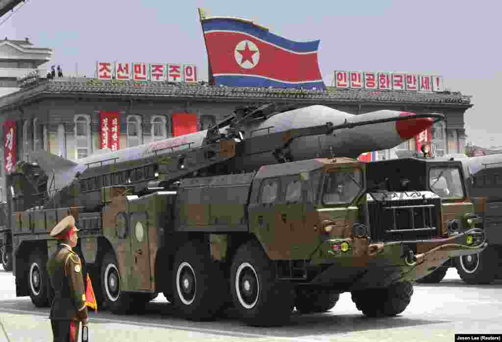 Një raketë duke u bartur nga një automjet ushtarak, gjatë një parade për të shënuar përvjetorin e 60-të të nënshkrimit të një armëpushimi në Luftën Koreane të viteve 1950-53, në sheshin Kim Il Sung, në Phenian, më 27 korrik 2013.