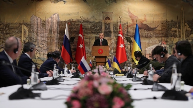 Turski predsednik Redžep Taip Erdoan obraća se ruskim i ukrajinskim pregovaračima pre njihovog razgovora licem u lice u Istanbulu, Turska, 29. marta 2022.