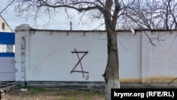 Антивоенные граффити в Керчи, 27 марта 2022 года