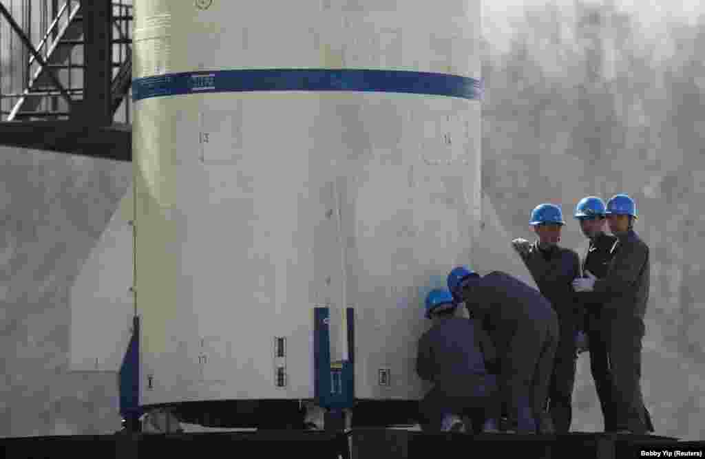 Inxhinierët duke kontrolluar bazën e vendosjes së raketës &quot;Unha-3&quot;, në veriperëndim të Phenianit, më 8 prill 2012.