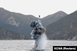 Probno testiranje strateške podmorničke balističke rakete na ovoj fotografiji bez datuma koju je objavila Sjevernokorejska centralna novinska agencija (KCNA) u Pjongjangu 24. aprila 2016.