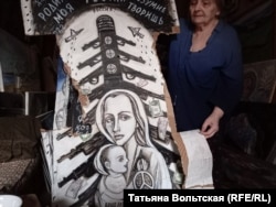 Порванный антивоенный плакат Елены Осиповой – ему предстоит реставрация