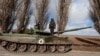 Украінскі вайсковец на захопленым расейскім танку, 2022 год