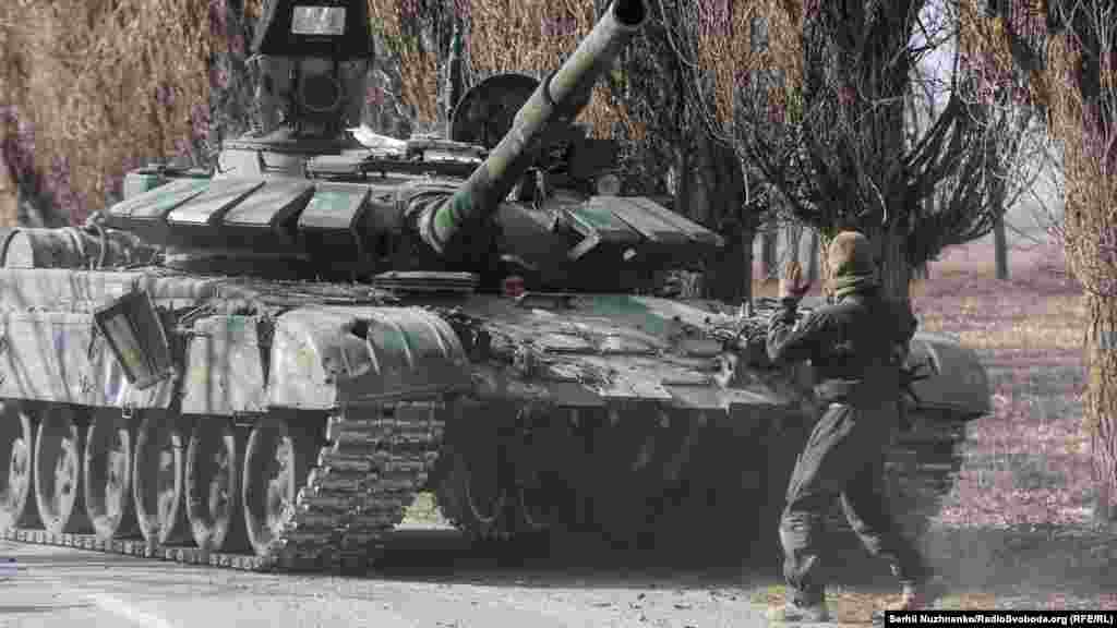Захваченный в бою российский танк Т-72.
