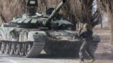 Захоплений українськими військовими в бою російський танк Т-72 у селі Лук'янівка, що на Київщині, 27 березня 2022 року