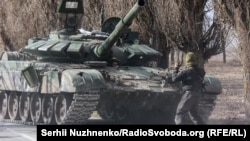 Захваченный украинскими военными в бою российский танк Т-72 в селе Лукьяновка Киевской области, 27 марта 2022 год