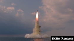 Ispaljivanje balističke rakete iz severnokorejske podmornice. Fotografiju je objavila severnokorejska novinska agencija KCNA 19. oktobra 2021.