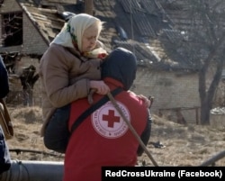 Волонтер Товариства Червоного Хреста України допомагає з евакуацією із зони бойових дій. Березень 2022 року