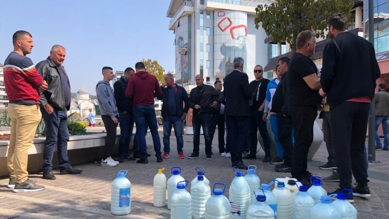 Stočari ostavili mlijeko ispred Ministarstva poljoprivrede u Podgorici u znak protesta